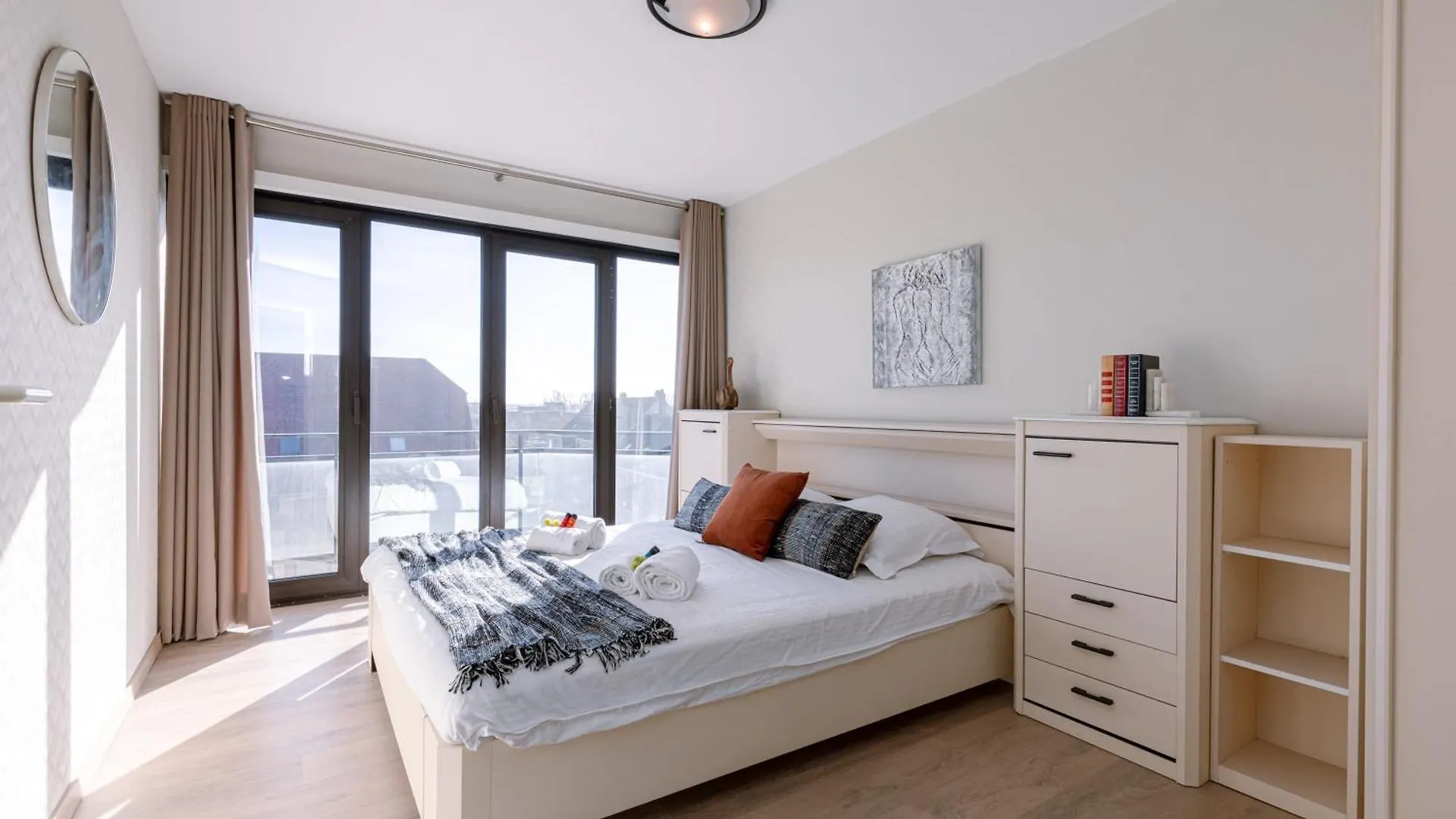 Huswell - Spacious & Modern Sea View Apartment With Garage Ostende